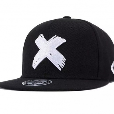 Boné preto snapback com bordado branco em 'X' na frente.
