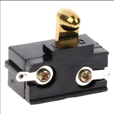 Chave bateria preta com contatos metálicos dourados e parafusos