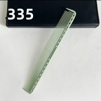 Pente verde claro com buracos ovais ao lado de caixa preta com número 335