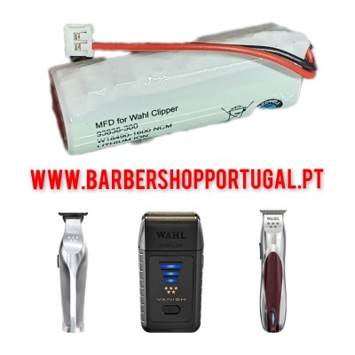 Bateria para máquina Wahl com texto WWW.BARBERSHOPPORTUGAL.PT e três máquinas Wahl abaixo