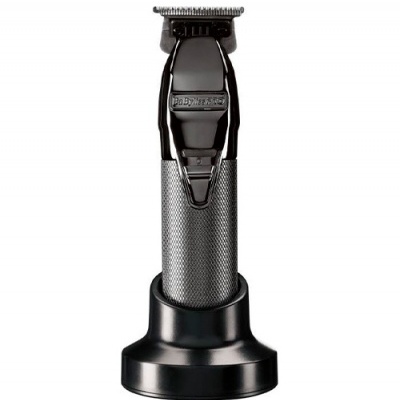 Aparelho de barbear elétrico preto e prata sobre suporte preto