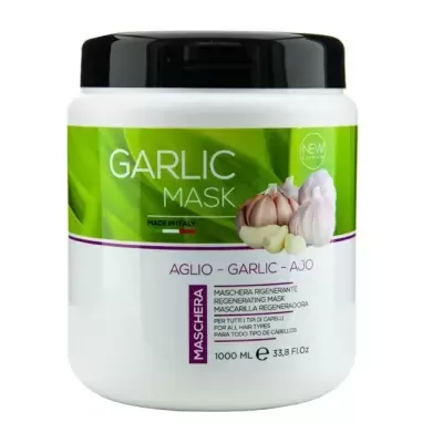 Recipiente branco com tampa preta de máscara capilar de alho com rótulo verde e imagens de alho