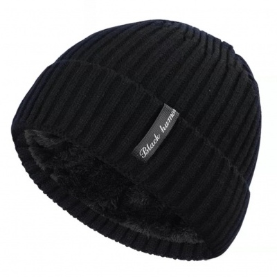 Gorro preto de malha canelada com forro de pele sintética e etiqueta White hunter