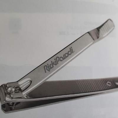 Tampa corta-unhas de metal prateado com a marca RickiParodi