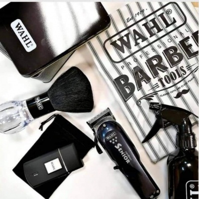 Ferramentas de barbear Wahl em fundo branco, incluindo navalha eléctrica, pincel, pulverizador, pano e saco