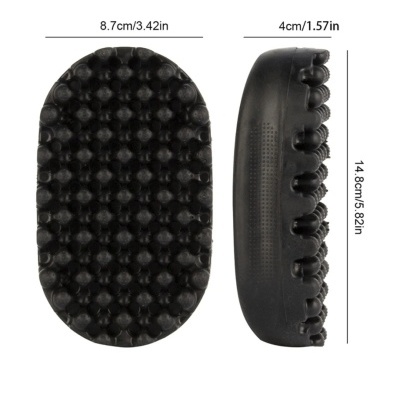 Escova oval preta de plástico com cerdas grossas contra fundo branco