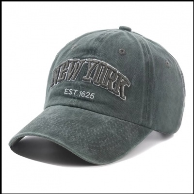 Boné verde escuro com inscrição 