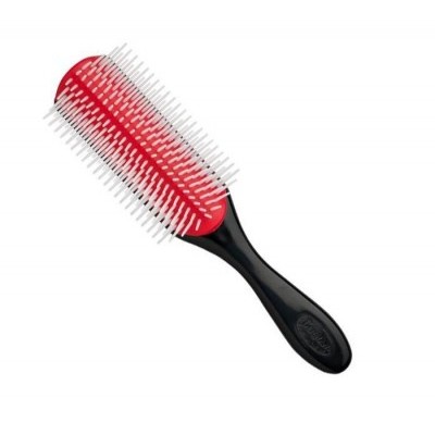 Escova de cabelo com cabo preto e cerdas finas prateadas sobre base vermelha