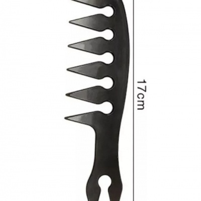 Pente preto com espaçadores grandes sobre fundo branco