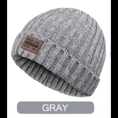 Gorro cinzento de malha com etiqueta castanha e texto UZZI CO. CONCEPTS