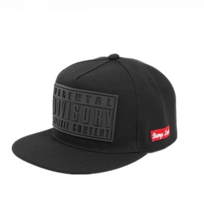 Boné preto snapback com placa preta e etiqueta vermelha