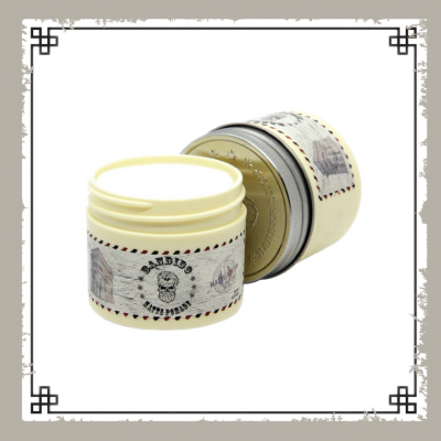 Frasco branco com tampa metálica e rótulo Barbus sobre fundo branco