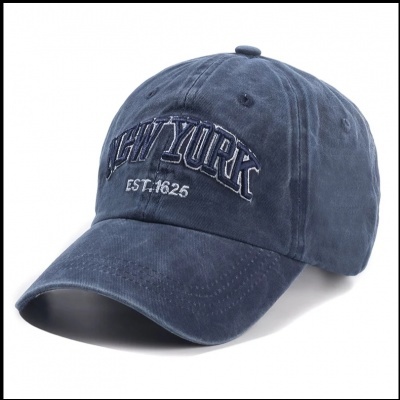 Boné azul escuro com texto bordado 'NEW YORK EST. 1625'