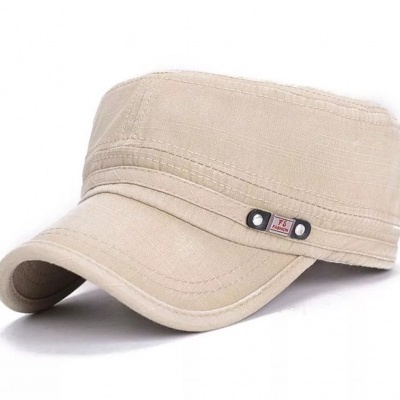 Boné militar bege texturado com aba curvada e etiqueta metálica