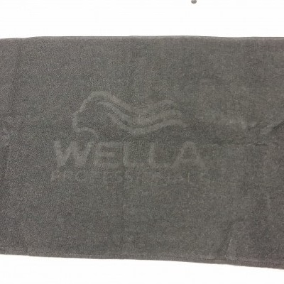Toalha cinzenta com logótipo WELLA PROFESSIONALS