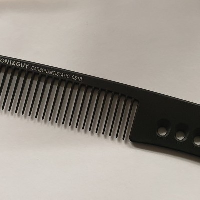 Pente preto TONI&GUY com cabo furado e dentes finos