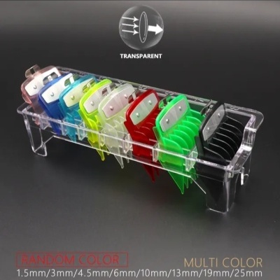 Conjunto colorido de corta-unhas organizados em suporte transparente.