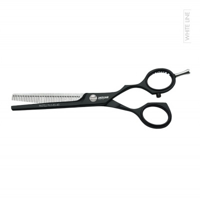 Tesoura preta para cabelo com lâmina dentada e cabo ergonómico