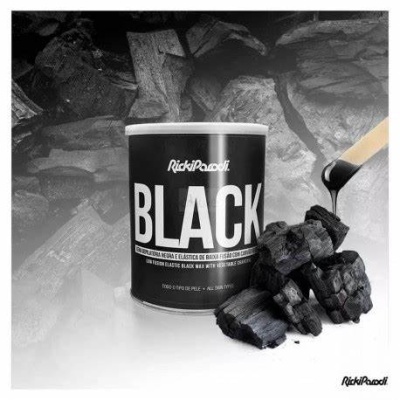 Lata preta de tinta RickiParodi BLACK com carvão e líquido preto a derramar em colher