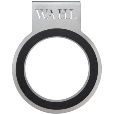 Anel metálico prateado com interior preto e texto WAHL em relevo