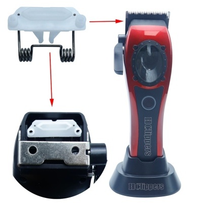 Aparador de cabelo elétrico vermelho e preto com base e acessório branco destacado