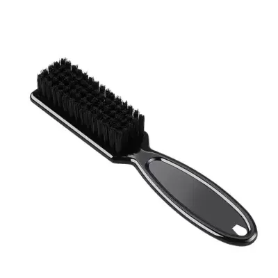 Escova preta com cabo e cerdas densas em fundo branco