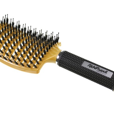 Escova de cabelo castanha e preta com cerdas brancas e pretas