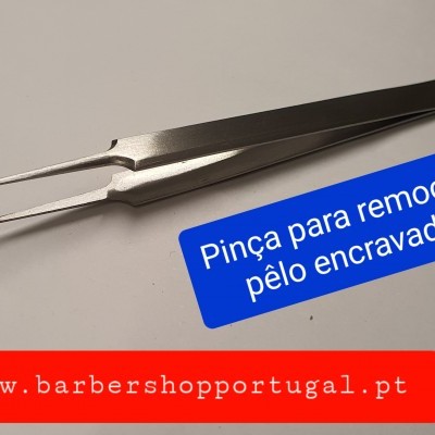 Pinça metálica para remoção de pêlo encravado sobre superfície cinzenta