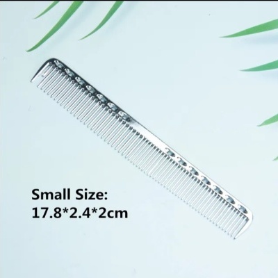 Pente metálico prateado com padrão em relevo e texto de medidas