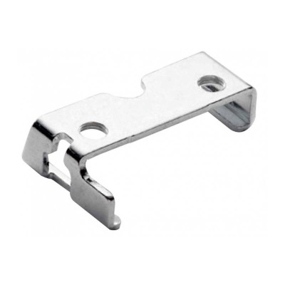 Suporte metálico prateado com dois furos e extremidade curvada