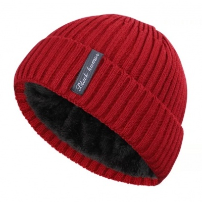 Gorro vermelho de malha canelada com interior preto felpudo e etiqueta 
