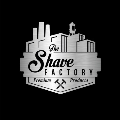 Logótipo metálico com o texto The Shave Factory Premium Products e imagem de fábricas e barbeadores.