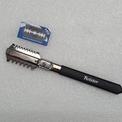 Navalha de barbear com cabo preto e lâmina metálica, ao lado lâmina de barbear DORCO HD