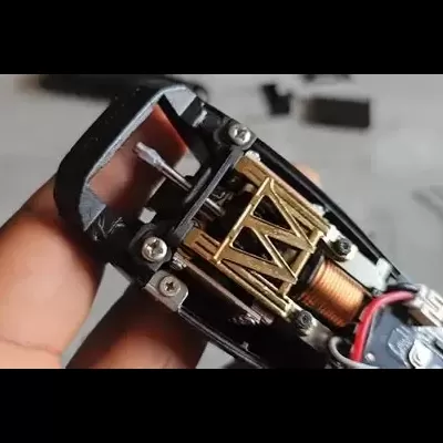 Componente interno metálico dourado e fios em dispositivo elétrico