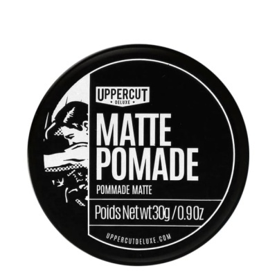 Embalagem redonda preta de pomada Matte Pomade da Uppercut Deluxe com texto branco e ilustração de rosto masculino