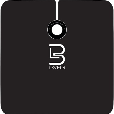 Balança digital preta com logótipo LEVEL3 e círculo branco no centro