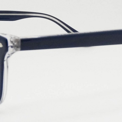Óculos de armação retangular azul escuro e transparente
