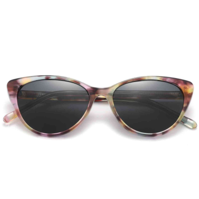 Óculos de sol com armação estampada e lentes escuras em fundo branco