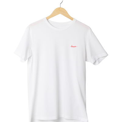 T-shirt branca com texto vermelho e cabide de madeira