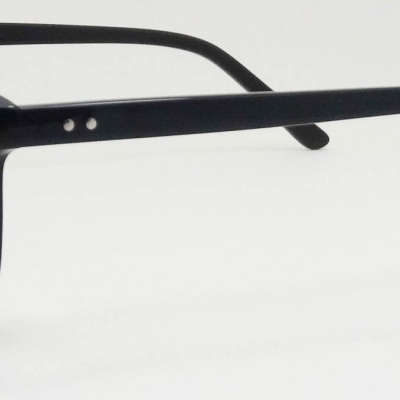 Óculos de grau de armação preta clássica com detalhes metálicos prateados