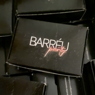 Caixas pretas de embalagem com inscrições 'BARRÉU party'