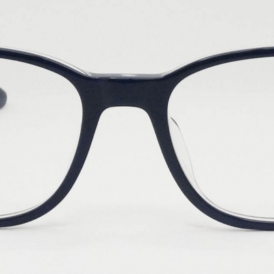 Óculos de armação preta retangular