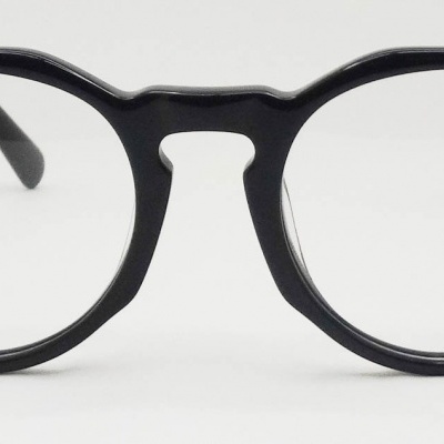 Óculos de armação preta redonda com detalhes brancos