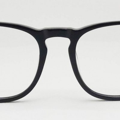 Óculos de armação preta retangular em fundo branco