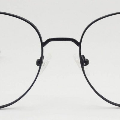 Óculos com armação metálica preta e lentes transparentes em fundo branco