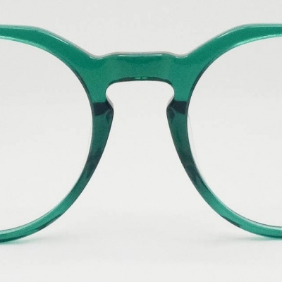 óculos de grau verdes com armação redonda sobre fundo branco
