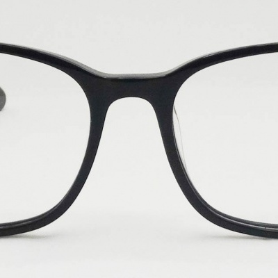 Óculos de armação preta retangular com lentes transparentes