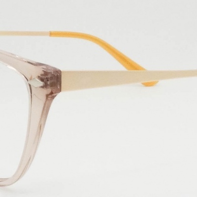 Óculos com armação transparente castanha clara e hastes amarelas com pontas laranja
