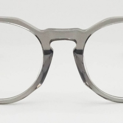Óculos de armação redonda cinza translúcido com detalhes pretos