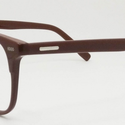 Óculos castanhos de armação quadrada em fundo branco